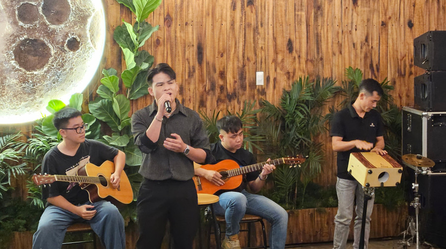 Khách mời hào hứng tham gia biểu diễn tại chương trình “Acoustic Concert”của Du Ca Phố Núi. Ảnh: Ngọc Duy 20250810-203340.jpg