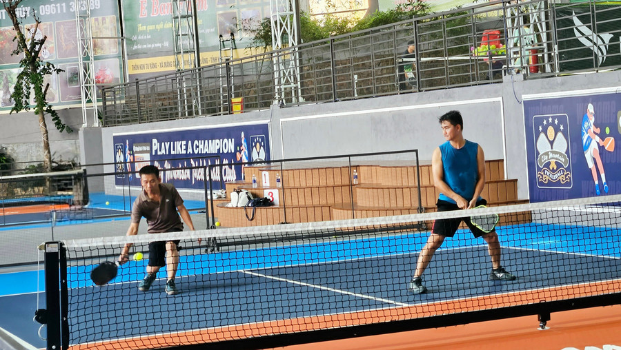 Môn Pickleball ngày càng thu hút đông đảo người trung niên tại Pleiku tham gia rèn luyện sức khỏe và thi đấu. Ảnh: Ngọc Duy 20250801-172013.jpg