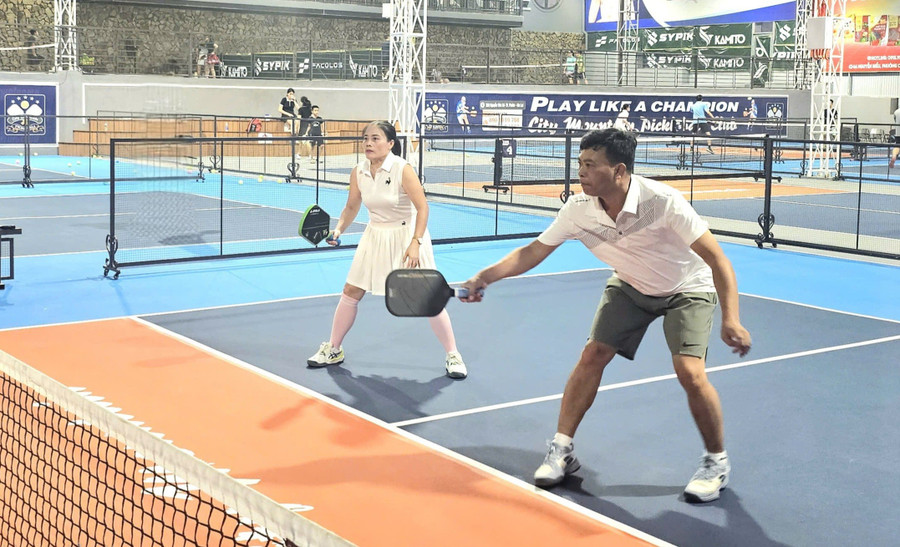 Bà Nguyễn Thị Minh Nguyệt (bên trái) tập luyện môn Pickleball từ đầu năm 2025. Ảnh: R'ô Hok 20250802-135827.jpg