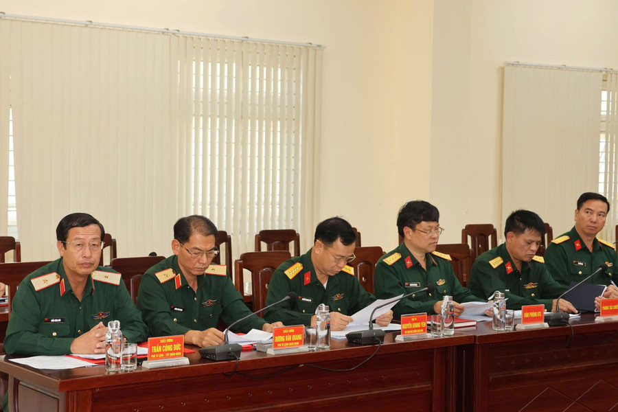 2-cac-thanh-vien-hoi-dong-du-hoi-nghi.jpg