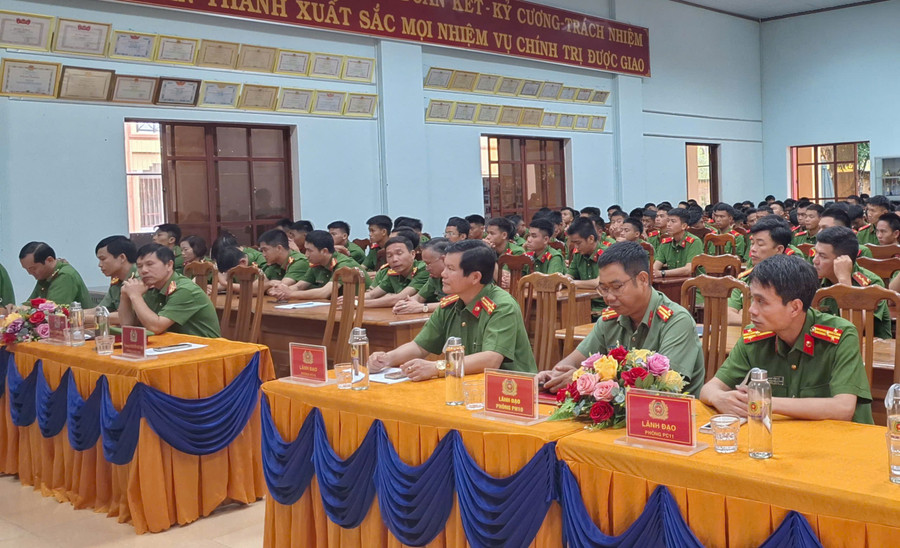 Các đại biểu dự lớp bế giảng nghiệp vụ phòng cháy chữa cháy và cứu nạn, cứu hộ. Ảnh: T.D d4623abd7444c01a9955.jpg