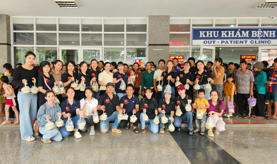 Nhóm Bếp Thiện Nguyện Gia Lai trao quà yêu thương cho các bệnh nhi. Ảnh: Ngọc Duy 20250711-1011550.jpg
