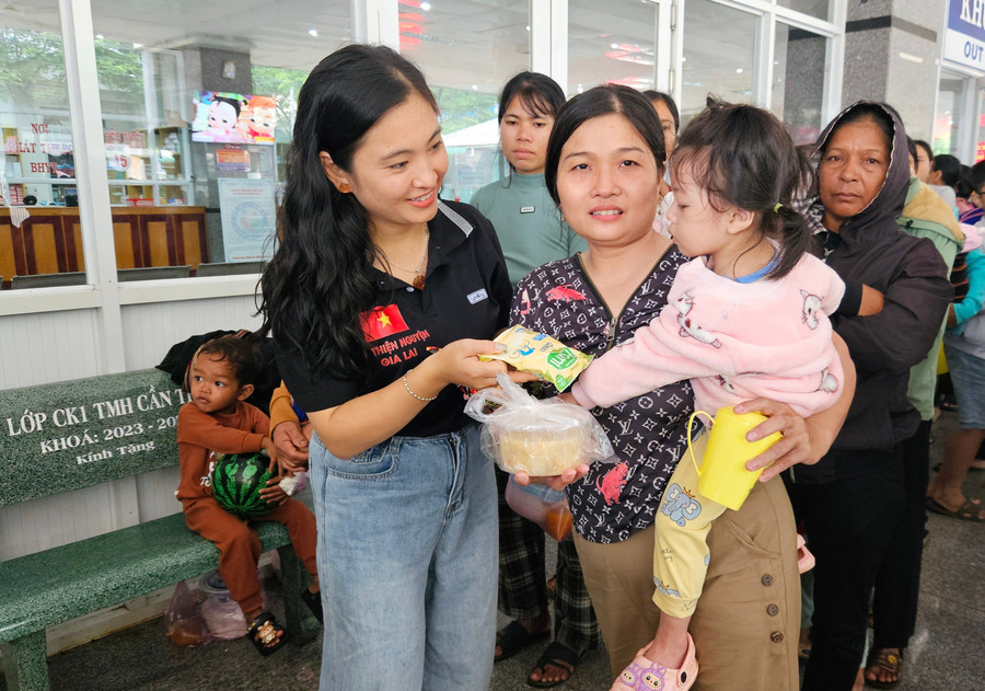 Chị Võ Thị Phương Anh-Trưởng nhóm Bếp Thiện Nguyện Gia Lai, động viên tinh thần và trao phần quà nhỏ đến các bệnh nhi đang điều trị tại Bệnh viện Nhi tỉnh Gia Lai. Ảnh: Ngọc Duy 20250711-1008210.jpg