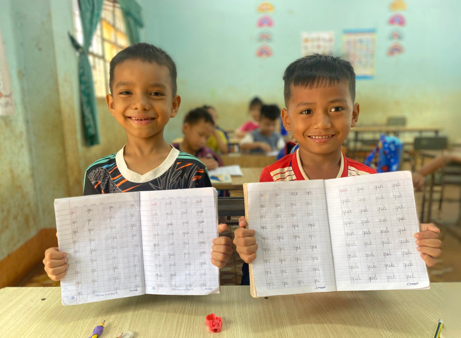 Các em nhỏ hào hứng trong giờ học tại lớp hè miễn phí ở xã Đak Sơ Mei. Ảnh: Ngọc Duy 20250711-191751.jpg