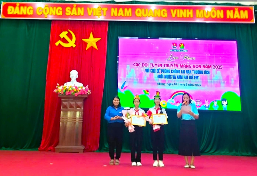 Đại diện ban tổ chức tặng giấy khen các đội đạt giải nhì tại liên hoan Đội tuyên truyền măng non. Ảnh: Hữu Nở a5da3b308f923dcc6483.jpg