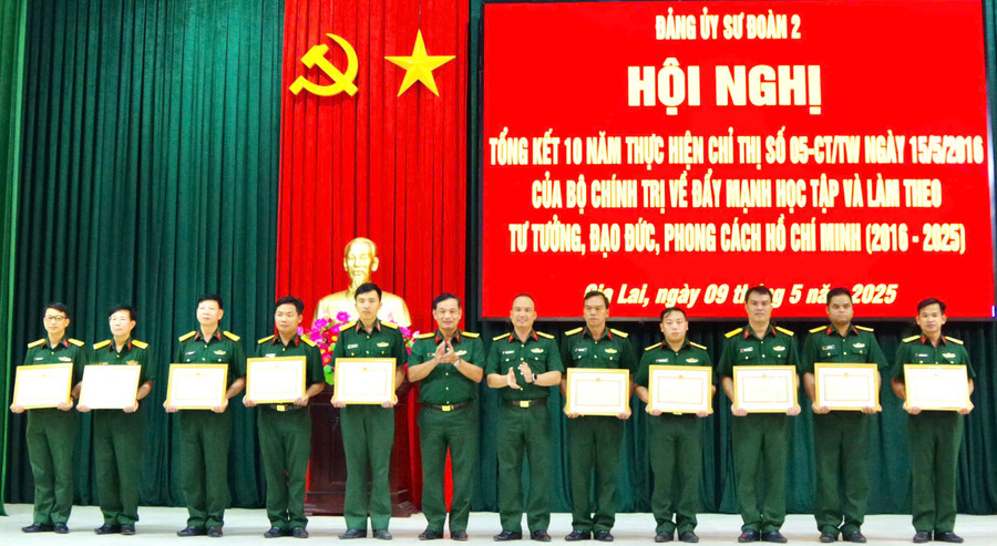 Tặng giấy khen các tập thể có thành tích xuất sắc trong học tập và làm theo tư tưởng, đạo đức, phong cách Hồ Chí Minh giai đoạn 2016-2025. Ảnh: Tấn Hưởng 216e4b915300e15eb811.jpg