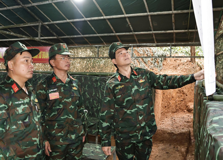 Trung tướng Đào Tuấn Anh, Tư lệnh Quân đoàn 34 kiểm tra diễn tập tại Sư đoàn 10. Ảnh: T.D 57ee38d0dd60503e0971.jpg