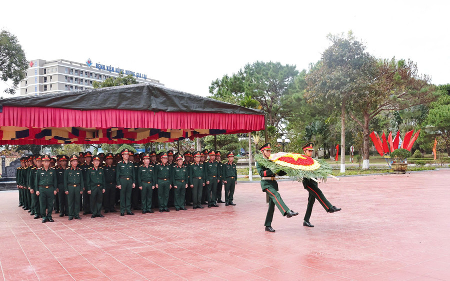 Ofițeri și soldați ai Corpului 34 Armată oferă tămâie pentru a comemora eroicii martiri. Foto: T.D. 9bd02f222254ad0af445.jpg