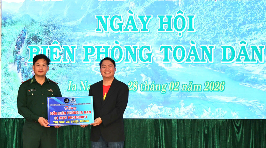 anh-truong-chan-sang-chu-nhiem-cau-lac-bo-tieng-anh-vi-cong-dong-binh-duong-trao-tang-may-photocopy-cho-don-bien-phong-ia-nan-tai-ngay-hoi-bien-phong-toan-dan-nam-2026.jpg