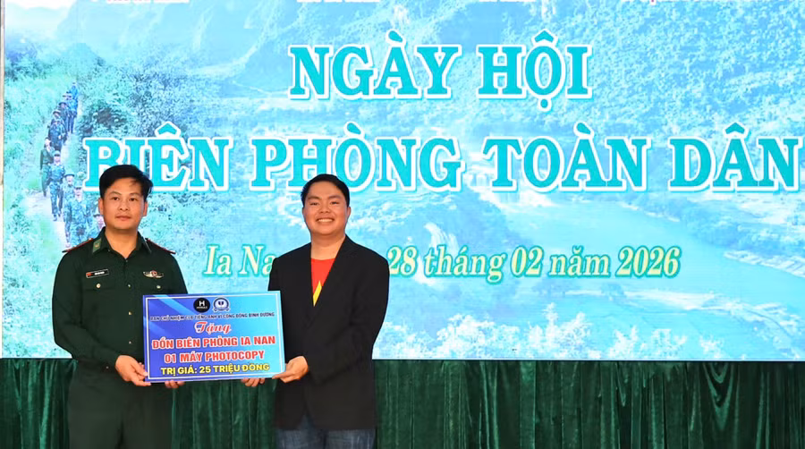 anh-truong-chan-sang-chu-nhiem-cau-lac-bo-tieng-anh-vi-cong-dong-binh-duong-trao-tang-may-photocopy-cho-don-bien-phong-ia-nan-tai-ngay-hoi-bien-phong-toan-dan-nam-2026.jpg