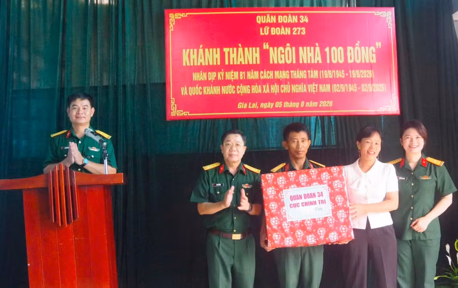 lu-doan-273-ban-giao-ngoi-nha-100-dong-tang-gia-dinh-quan-nhan.jpg