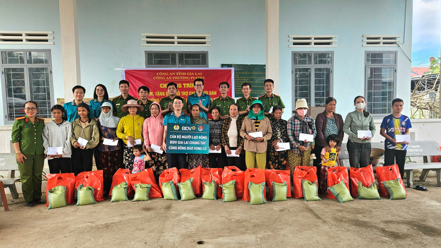 cac-can-bo-cong-an-phuong-pleiku-va-bidv-gia-lai-trao-qua-cho-cac-ho-dan-bi-anh-huong-boi-mua-lu-tai-xa-ia-pa.jpg