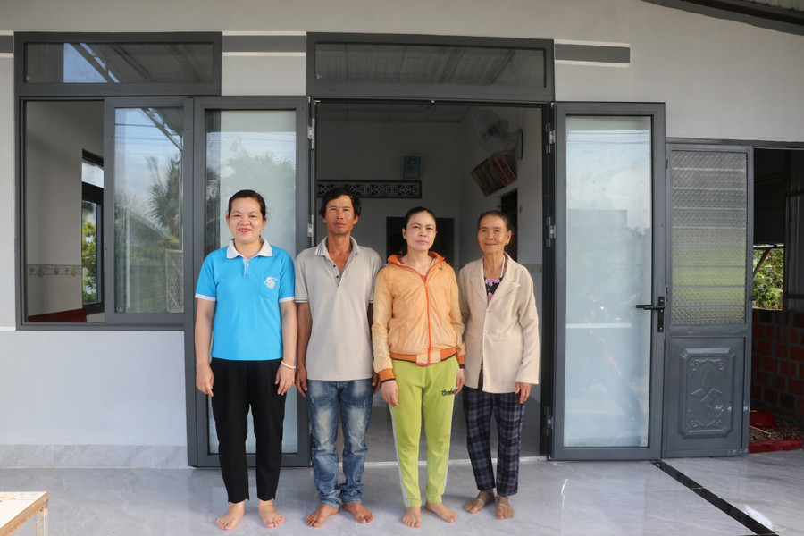 Chị Bùi Thị Hồng Thắm (bìa trái)-Chủ tịch Hội LHPN xã Tân An cùng gia đình chị Huỳnh Thị Mai Thi trong căn nhà khang trang. Ảnh: Ngọc Minh img-6354.jpg