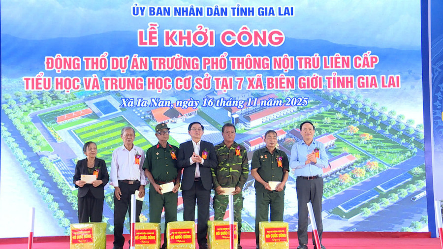 2-pho-thu-tuong-chinh-phu-ho-quoc-dung-va-chu-tich-ubnd-tinh-pham-anh-tuan-da-trao-tang-cac-phan-qua-cho-cac-ho-gia-dinh-chinh-sach.jpg