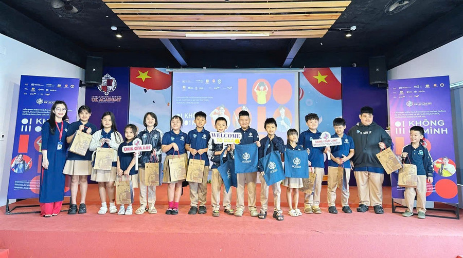 Các em học sinh hào hứng tham gia hoạt động hưởng ứng chiến dịch “Không một mình-Cùng nhau an toàn trực tuyến”. Ảnh: ĐVCC z7159998542231-a663f7f00c0edb0706e78d9be749d241-9319.jpg