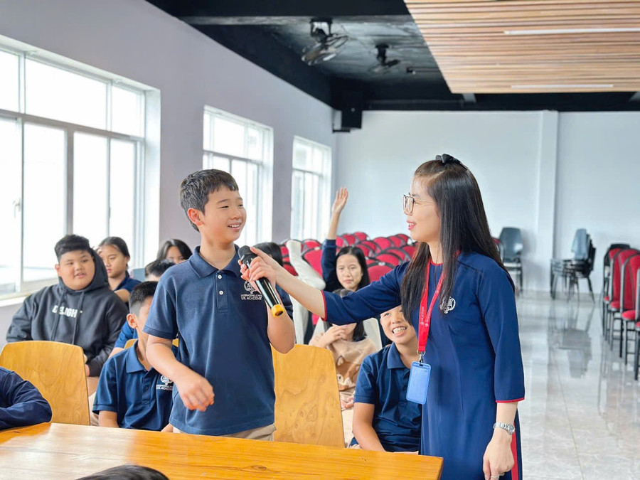 Học sinh hào hứng trả lời các câu hỏi liên quan đến chiến dịch “Không một mình-Cùng nhau an toàn trực tuyến”. Ảnh: ĐVCC z7159998540458-b9a6d7feaf30cb5fbc6bf1985d5c4182.jpg