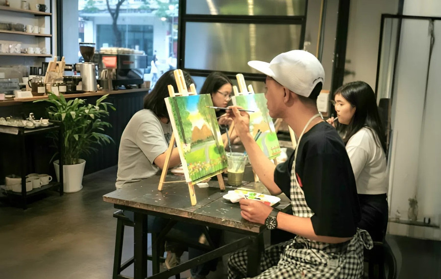 khong-gian-workshop-ve-tranh-tai-cu-cafe-phuong-thong-nhat-thu-hut-nhieu-ban-tre-tham-gia-trai-nghiem-sang-tao-anh-dvcc-2.jpg