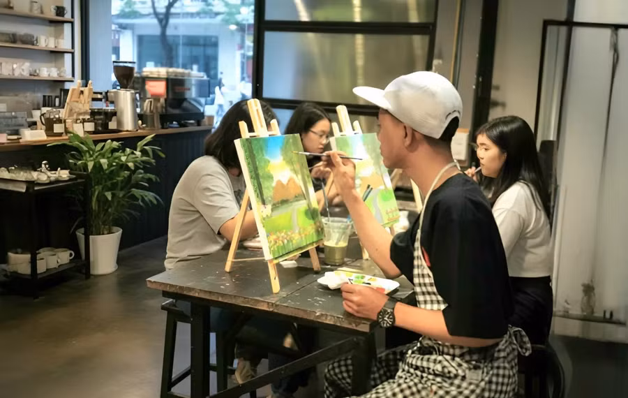 khong-gian-workshop-ve-tranh-tai-cu-cafe-phuong-thong-nhat-thu-hut-nhieu-ban-tre-tham-gia-trai-nghiem-sang-tao-anh-dvcc-2.jpg
