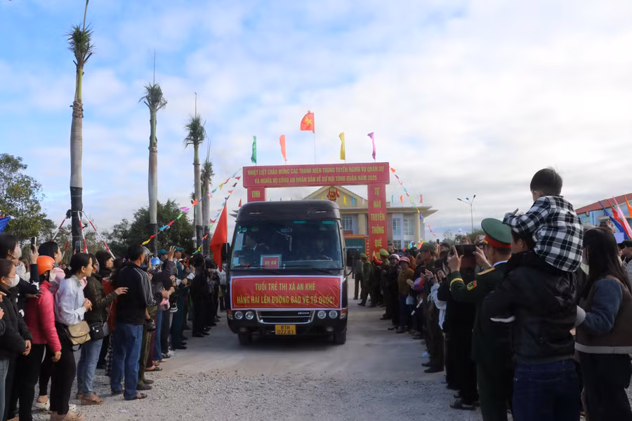 dong-dao-nguoi-dan-tren-dia-ban-thi-xa-an-khe-den-tien-dua-nhung-thanh-nien-uu-tu-len-duong-tong-quan-anh-ngoc-minh.jpg