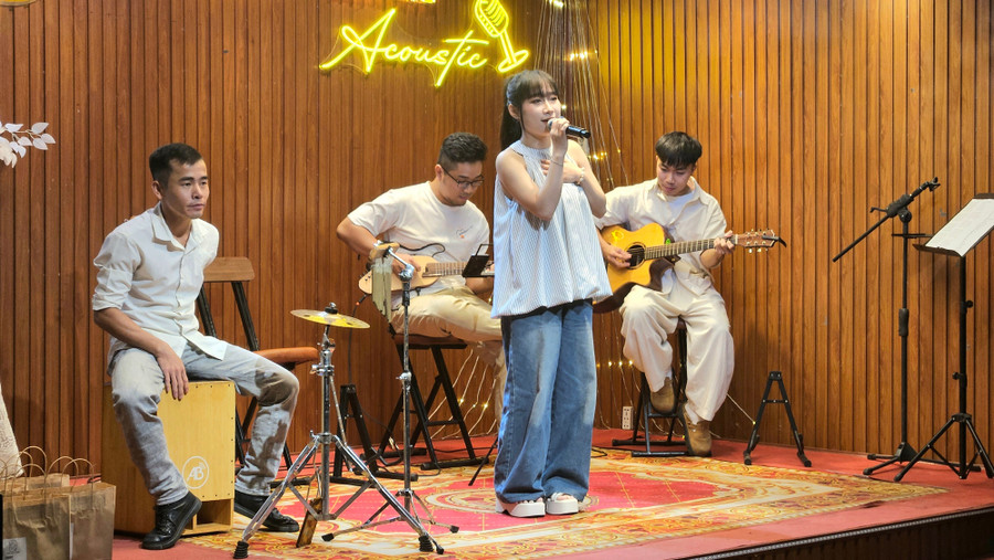 Các bạn trẻ biểu diễn những ca khúc ý nghĩa, mang đến không khí ấm áp và sôi nổi trong đêm nhạc gây quỹ. Ảnh: Ngọc Duy 20250927-1946140.jpg
