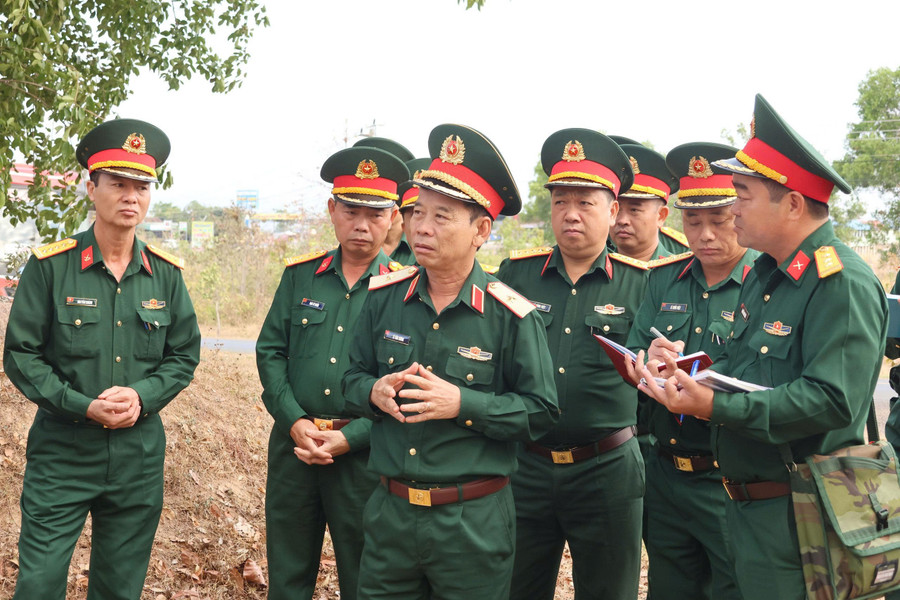 1-doan-cong-tac-cua-bo-tu-lenh-quan-doan-34-tra-cong-tac-chuan-bi-hoi-thi-doanh-trai-chinh-quy-tai-trung-doan-66.jpg