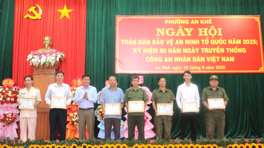 Tặng giấy khen cho các tập thể, cá nhân đã có thành tích xuất sắc trong phong trào Toàn dân bảo vệ an ninh Tổ quốc năm 2025. Ảnh: Ngọc Minh img-7641.jpg