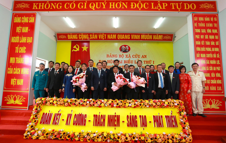 Ban Chấp hành Đảng bộ xã Cửu An ra mắt. Ảnh: Ngọc Minh 3g1a7208.jpg