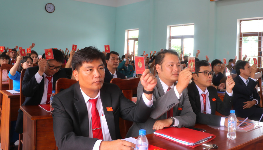 Đại biểu thống nhất biểu quyết các chỉ tiêu nghị quyết Đại hội Đảng bộ xã Cửu An lần thứ I, nhiệm kỳ 2025 - 2030. Ảnh: Ngọc Minh img-7602.jpg