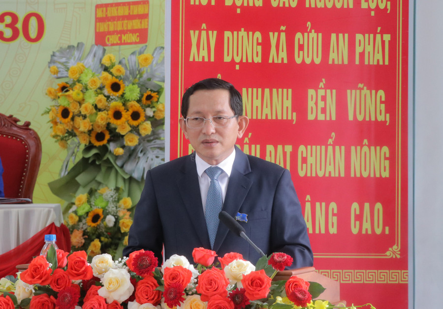 Đồng chí Mai Việt Trung - Ủy viên Ban Thường vụ Tỉnh ủy, Trưởng ban Tổ chức Tỉnh ủy phát biểu tại Đại hội Đảng bộ xã Cửu An, lần thứ I. Ảnh: Ngọc Minh img-7582.jpg