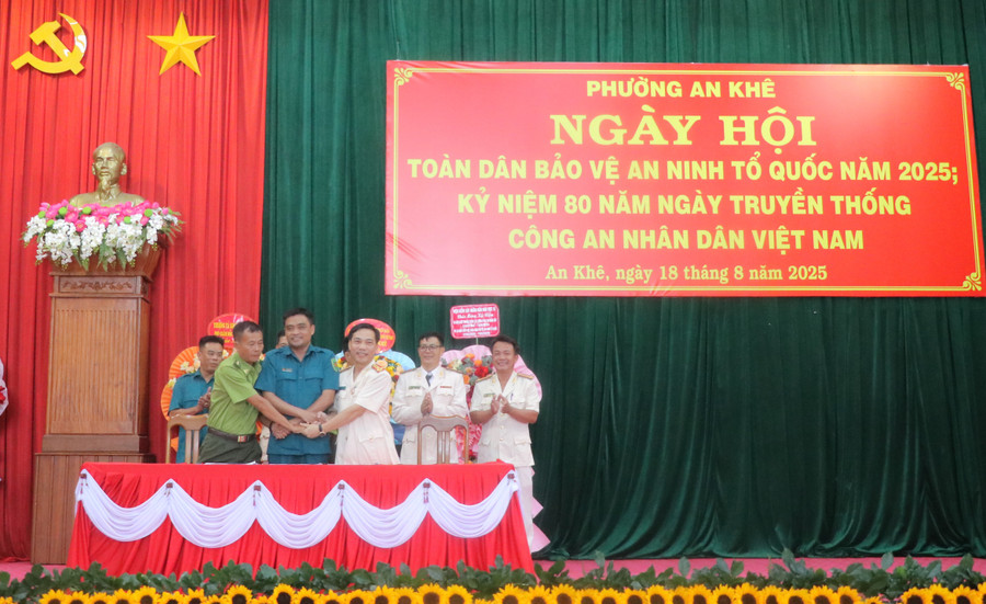 Công an phường An Khê, Ban Chỉ huy Quân sự phường và Kiểm lâm địa bàn ký kết quy chế phối hợp thực hiện Nghị định 02/2020/NĐ-CP quy định về hoạt động phối hợp của Dân quân tự vệ với các lực lượng khác. Ảnh: Ngọc Minh img-7679.jpg