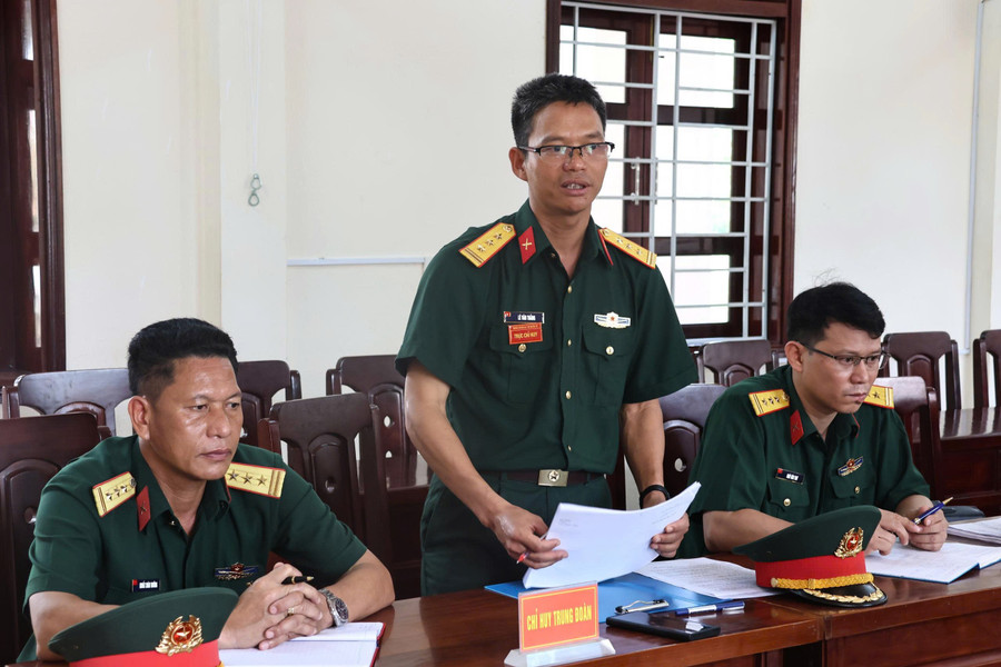 Chỉ huy Trung đoàn 66 báo cáo với đoàn công tác về kết quả thực hiện nhiệm vụ 6 tháng đầu năm 2025. Ảnh: T.D d2366ea7746dc3339a7c.jpg
