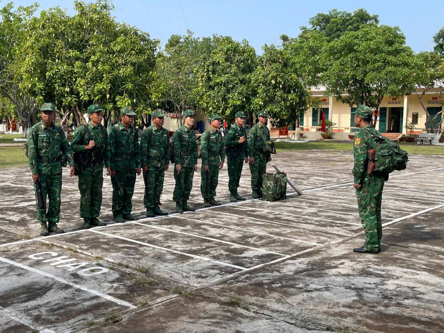 Cán bộ, chiến sĩ Đồn Biên phòng Ia Lốp trước giờ tuần tra trên tuyến biên giới. Ảnh: T.D de9e792847eef5b0acff.jpg