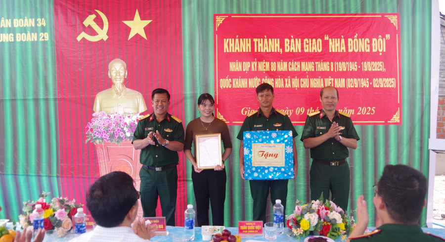 Trung đoàn Thông tin 29 bàn giao nhà cho vợ chồng Trung úy QNCN Trần Văn Nghĩa. Ảnh: N.T trung-doan-thong-tin-29-ban-giao-nha-cho-vo-chong-trung-uy-tran-van-nghia.jpg
