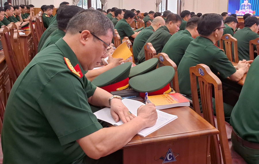 Tham gia lớp tập huấn có 136 cán bộ làm công tác dân vận trong toàn quân. Ảnh: T.D c5a99f05a3e411ba48f5.jpg