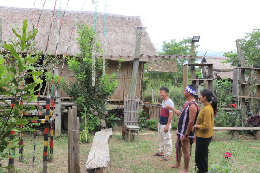 Tại homestay anh Hvinh Nút dựng cây nêu, bài trí nhiều vật dụng đặc trưng của người dân bản địa. Ảnh: Ngọc Minh tai-homestay-anh-hvinh-dung-cay-neu-bai-tri-nhieu-vat-dung-dac-trung-cua-nguoi-dan-ban-dia-anh-ngoc-minh-jpg.jpg