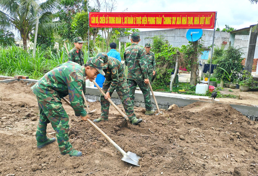 Cán bộ, chiến sĩ Trung đoàn 1 (Sư đoàn 2) tích cực hưởng ứng phong trào xóa nhà tạm, nhà dột nát trên địa bàn huyện Kbang. Ảnh: Ngọc Minh can-bo-chien-si-trung-doan-1-su-doan-2-tich-cuc-huong-ung-phong-trao-xoa-nha-tam-nha-dot-nat-tren-dia-ban-huyen-kbang-anh-ngoc-minh.jpg