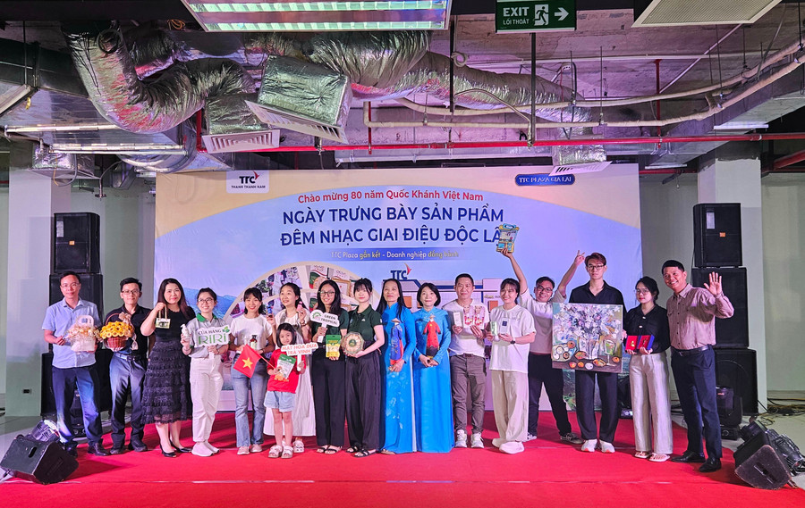 Các doanh nghiệp giới thiệu sản phẩm tại sự kiện. Ảnh: Ngọc Duy 20250830-094419.jpg