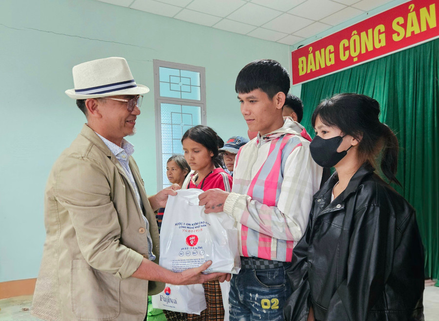 Ông Nguyễn Hoàng Thiên (bìa trái)-Trưởng nhóm Tâm Giao trao những phần quà thiết thực cho người dân có hoàn cảnh khó khăn trên địa bàn xã Đak Sơ Mei. Ảnh: Ngọc Duy 20250726-165158.jpg