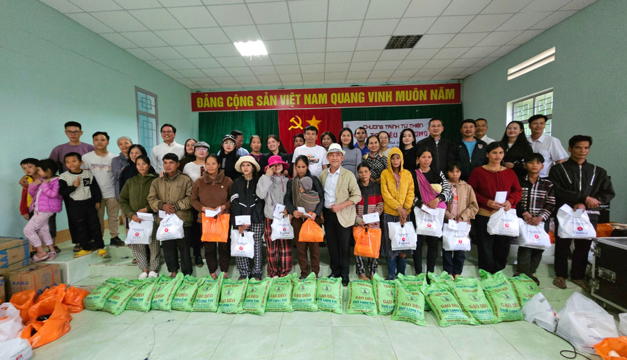 Đoàn trao những suất quà ý nghĩa cho người dân có hoàn cảnh khó khăn trên địa bàn xã Đak Sơ Mei. Ảnh: Ngọc Duy 20250726-165815.jpg
