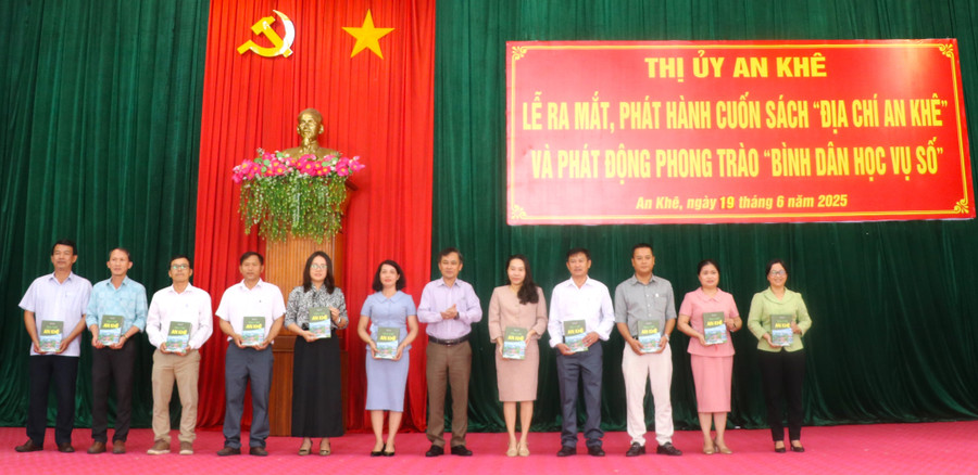 Tặng sách cho Bí thư Đảng ủy các xã, phường trên địa bàn thị xã An Khê. Ảnh: Ngọc Minh img-6568.jpg
