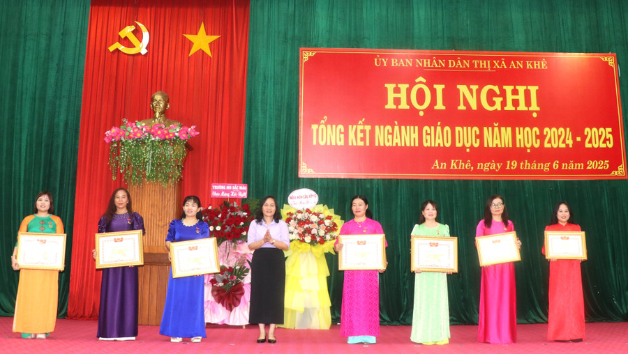 Tặng danh hiệu “Chiến sĩ thi đua cấp tỉnh” cho các cá nhân đã có thành tích tiêu biểu xuất sắc trong phong trào thi đua yêu nước, từ năm học 2020-2021 đến năm học 2022-2023. Ảnh: Ngọc Minh img-6579.jpg