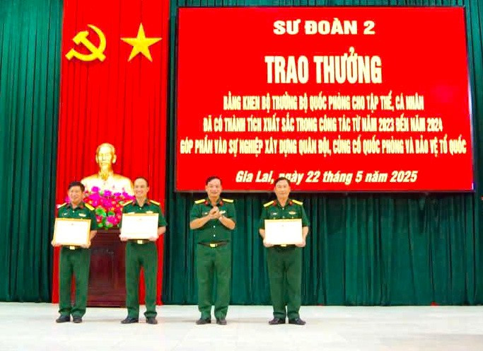 Trao bằng khen của Bộ trưởng Bộ Quốc phòng cho các tập thể có thành tích xuất sắc, góp phần vào sự nghiệp xây dựng Quân đội, củng cố Quốc phòng và bảo vệ Tổ quốc giai đoạn 2023-2024. Ảnh: Lê Hoa 4fbcd68a2055950bcc44.jpg
