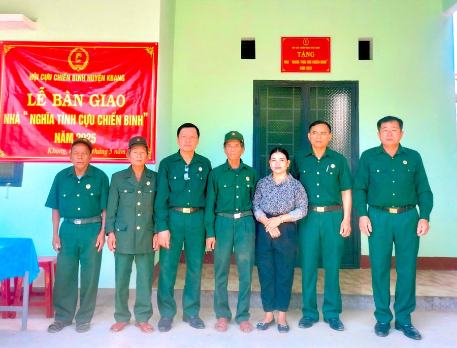 Hội CCB huyện Kbang bàn giao nhà “Nghĩa tình CCB” cho hội viên CCB nghèo Đinh Hlíp (thứ 4 bên phải ở làng Hợp, thị trấn Kbang). Ảnh: Hữu Nở fc2e39974d74ff2aa665.jpg