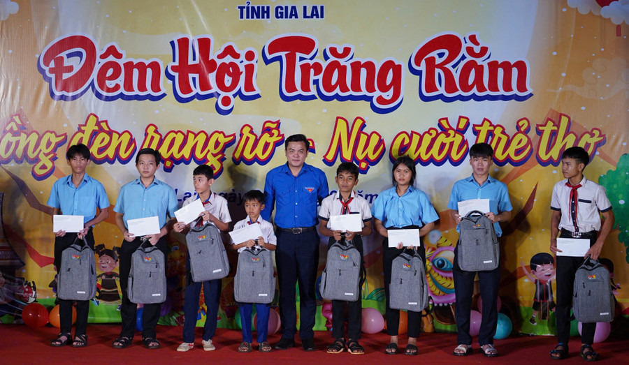 Tỉnh đoàn Gia Lai tặng quà học sinh xã Ia Dom dịp Tết Trung thu năm 2025. Ảnh: T.D 1875844111448324881-2912.jpg