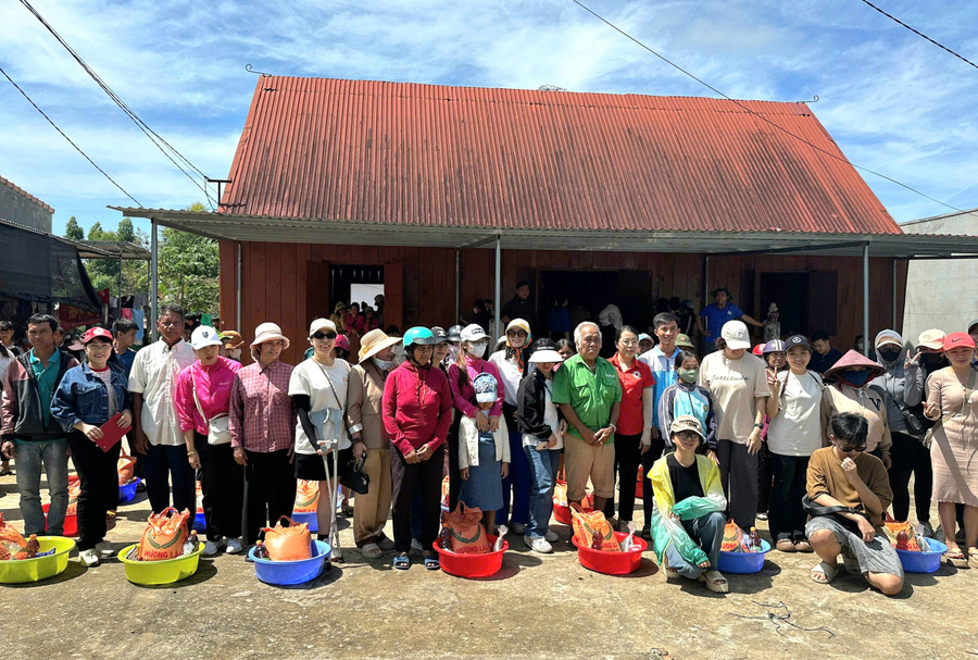 Ban tổ chức chương trình thiện nguyện trao các phần quà ý nghĩa cho người dân khó khăn tại làng Tung, xã Kông Bơ La. Ảnh: BTC img-20250810-123039.jpg