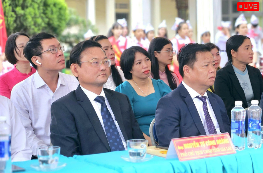 Đồng chí Nguyễn Tự Công Hoàng-Ủy viên Ban Thường vụ Tỉnh ủy, Phó Chủ tịch UBND tỉnh dự lễ khai giảng tại Trường THCS Chu Văn An (xã Chư Sê). Ảnh: Ngọc Duy z6978225467275-ea3d47ea27ff4468468eda2944541315-6805.jpg