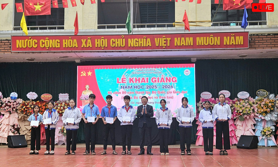 Đồng chí Nguyễn Tự Công Hoàng-Ủy viên Ban Thường vụ Tỉnh ủy, Phó Chủ tịch UBND tỉnh trao 10 suất học bổng cho học sinh nghèo, vượt khó trong học tập năm học 2024-2025. Ảnh: Ngọc Duy z6978225499455-c5415d2c85f13cd43caa1caa891499dc-7780.jpg