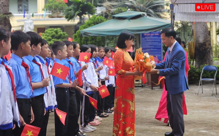 Ông Trần Bá Danh-Phó hiệu trưởng Trường THCS Chu Văn An (xã Chư Sê) tặng hoa chào đón 313 em học sinh khối 6 trong năm học 2025-2026. Ảnh: Ngọc Duy z6978226652709-9bf825c153da8b37404aaaac901fe3bd-2007.jpg