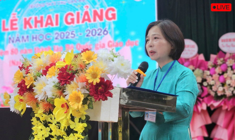 Cô Tạ Thị Nguyệt Hà-Hiệu trưởng Trường THCS Chu Văn An (xã Chư Sê) phát biểu tại lễ khai giảng năm học 2025-2026. Ảnh: Ngọc Duy z6978225462672-4b5baedaf72e484d002ff2f90bf5ac50-2155.jpg