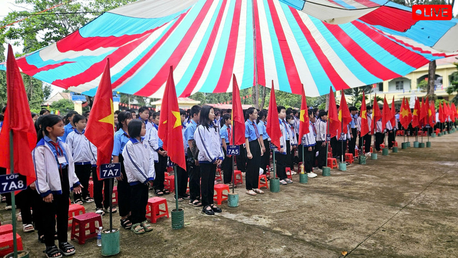 Học sinh Trường THCS Chu Văn An (xã Chư Sê) phấn khởi trong ngày khai giảng năm học 2025-2026. Ảnh: Ngọc Duy z6978225478695-528bc9443d75c90001af112b717d4a3a-1861.jpg